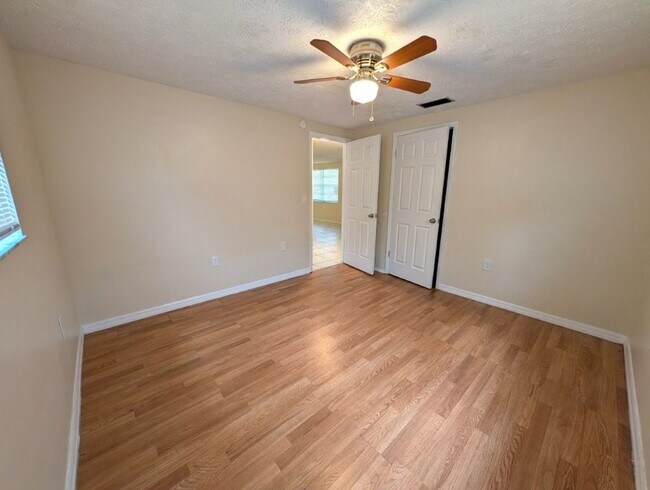 Building Photo - 6617 Lenoir Dr