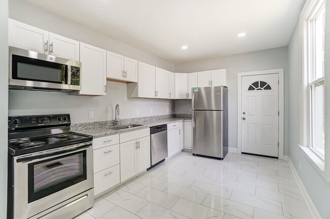 Building Photo - Spacious 3 Bedroom in Hamilton!