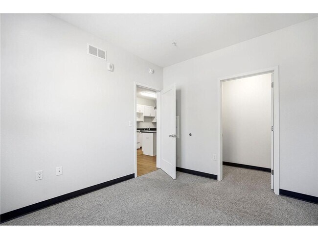 Building Photo - 2318 Jefferson St NE