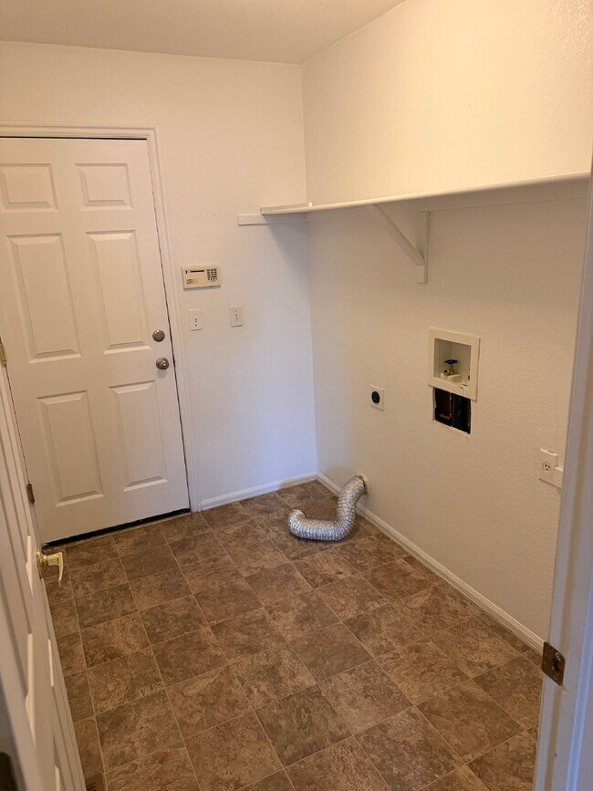 Building Photo - "Charming Thornton Retreat: Spacious 3-Bed, 3-Bath Home with 1,859 Sq Ft of Comfort!"