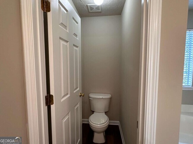 Building Photo - 305 Hulan Way