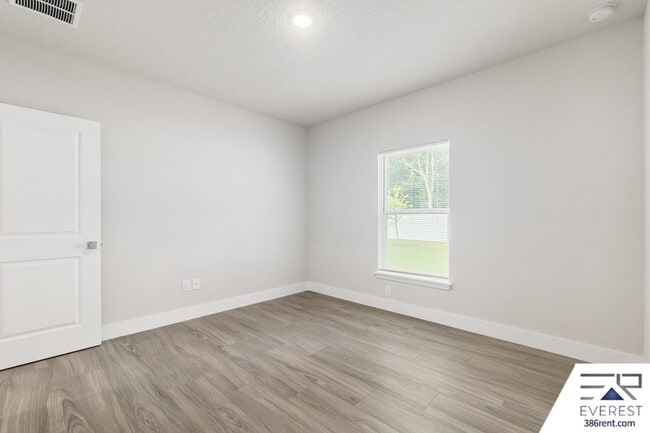 Building Photo - 8 Longview Ln