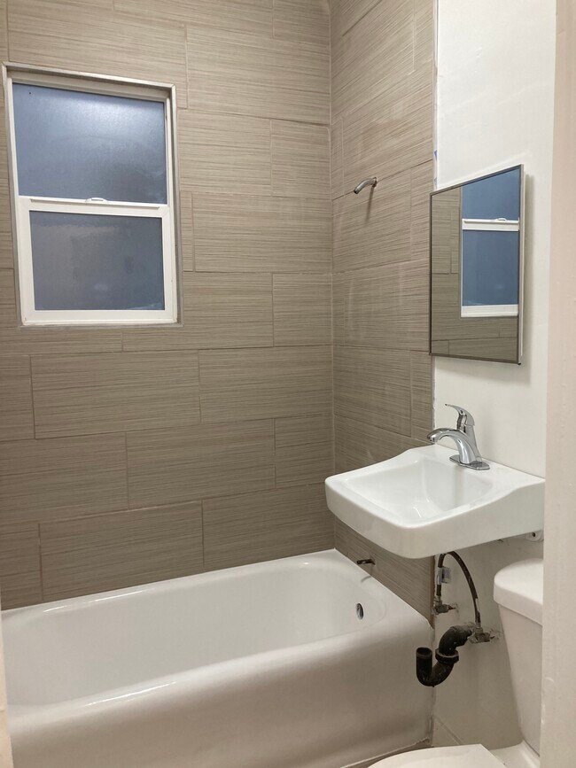 Building Photo - 839 Parkman Ave