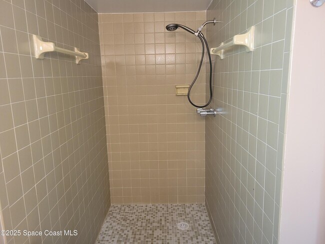 Building Photo - 245 Harbour Dr E