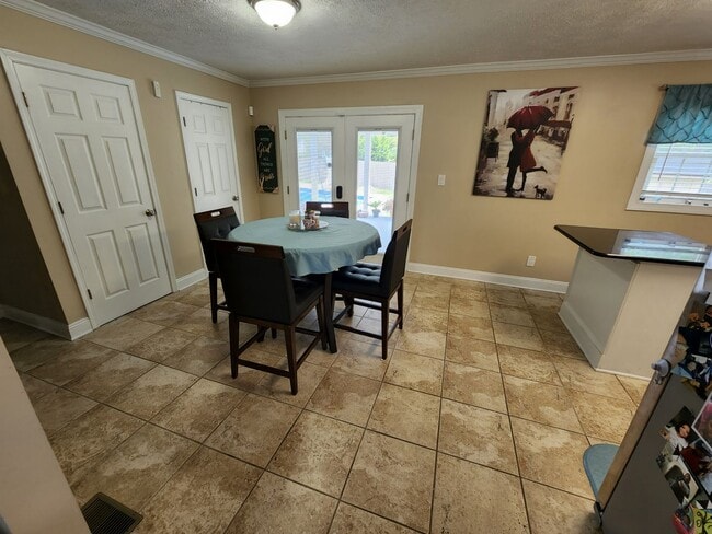 Building Photo - Staycation near everything Fayetteville