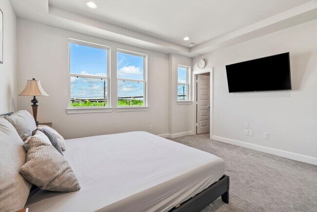 Building Photo - Great Opportunity! Modern three-story home located in the heart of EaDo, offering a well-designed...