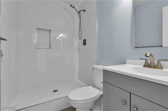 Building Photo - 725 N Royal Crest Cir