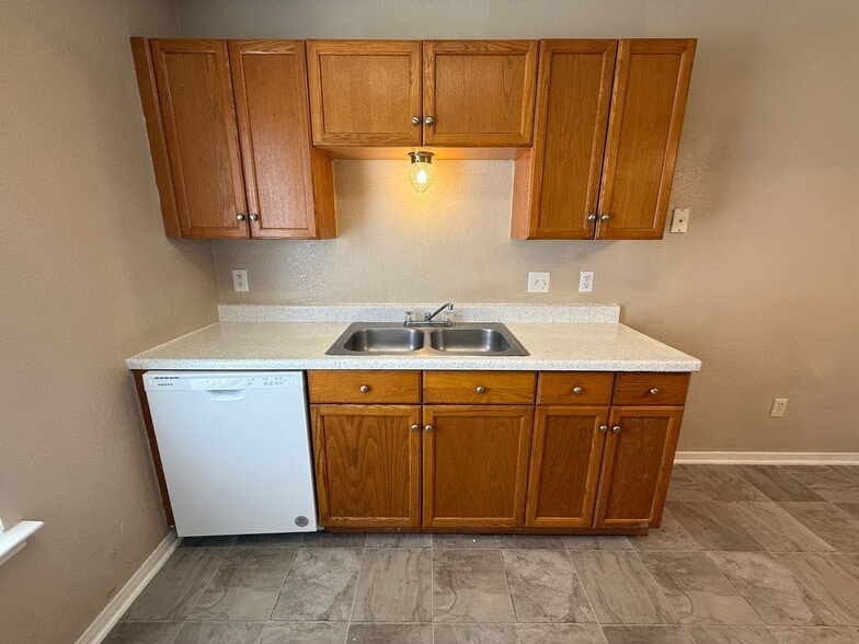 Building Photo - 1708 Benttree Dr