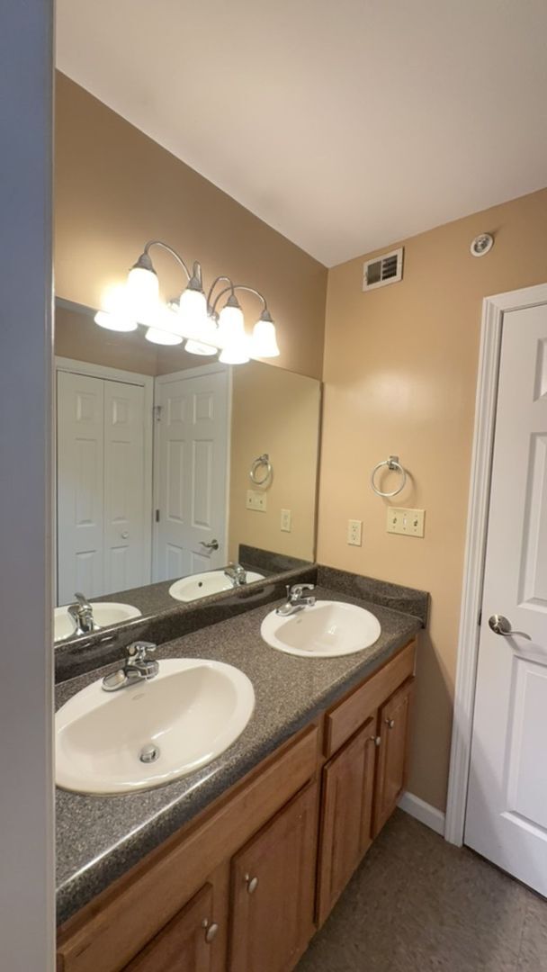 Building Photo - Great 3rd floor unit at LAUREL STATION for $2800/month Rent includes two assigned parking spaces!