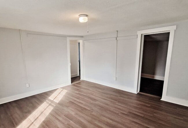 Building Photo - 516 Main St