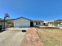 Building Photo - Beautiful 3Bd/2Ba Home With A 2 Car Garage...