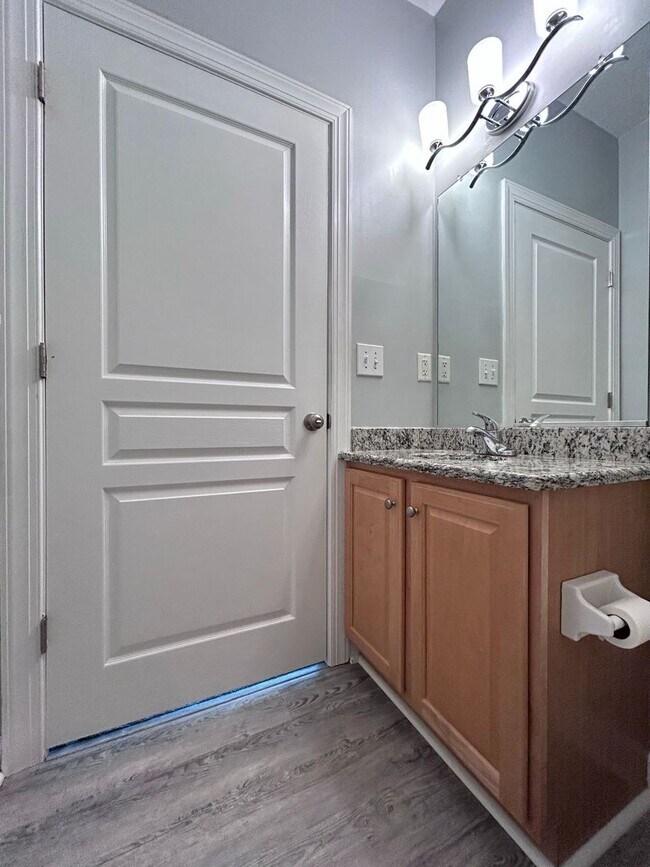 Building Photo - Gated community on the bay side of Shore Dr! "ASK ABOUT OUR ZERO DEPOSIT"