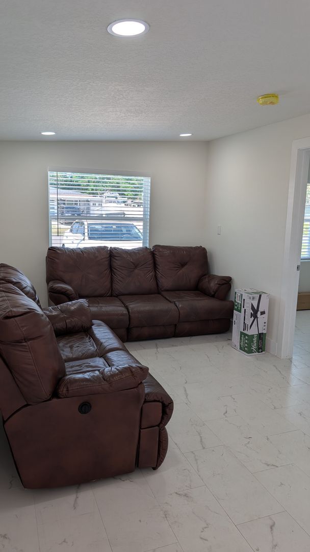 Building Photo - One bedroom one bath Adjacent apartment with private entrance.