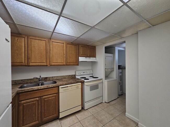 Building Photo - 8020 Fairview Dr