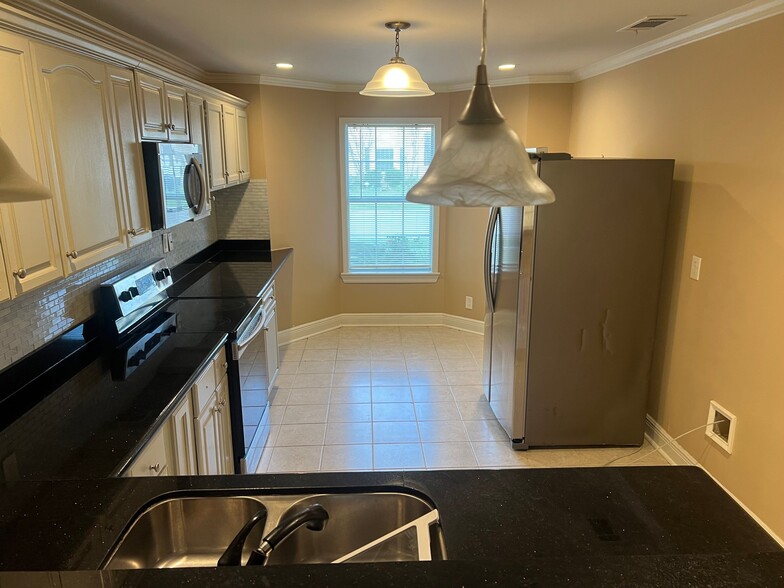 Building Photo - 5560 Maple Ridge Dr