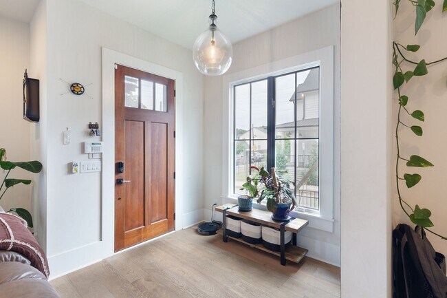 Building Photo - Stunning 4/3.5 Home in Highly Sought-After Area w/ 1300 Sq Ft of Outdoor Space!