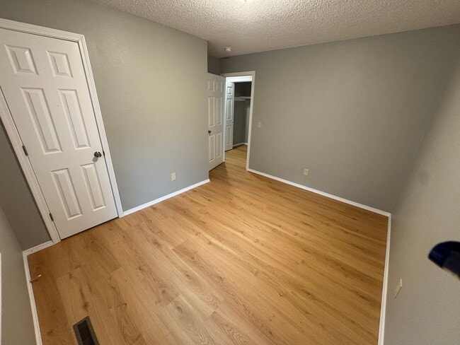 Building Photo - 3 bedroom 2 bathroom updated home in Sprin...
