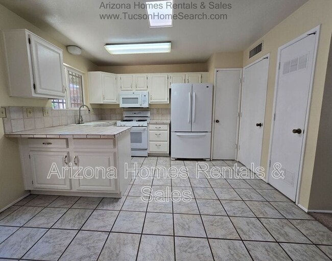 Building Photo - 510 W Cll Lago