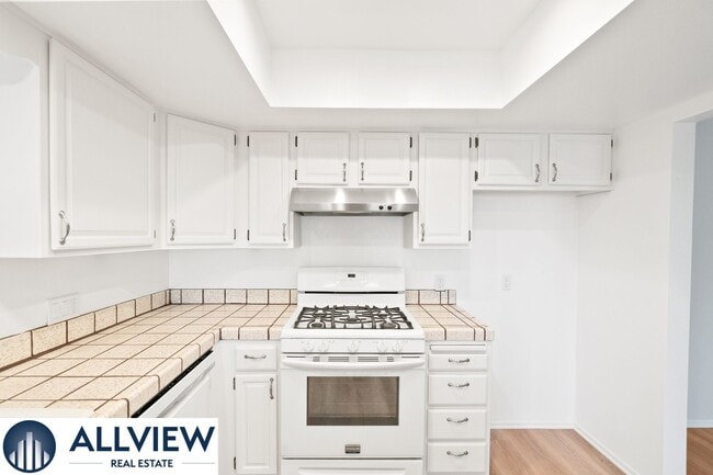 Building Photo - Gorgeous, updated 3 bed, 2 bath home in th...