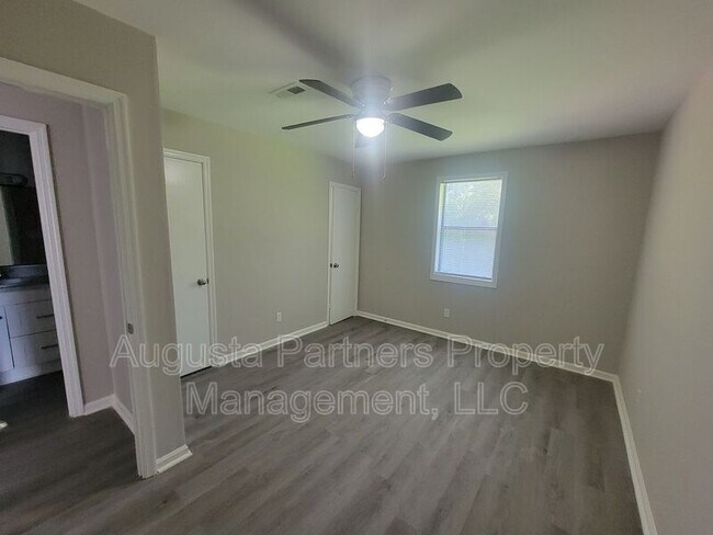 Building Photo - 1546 Hamilton Dr