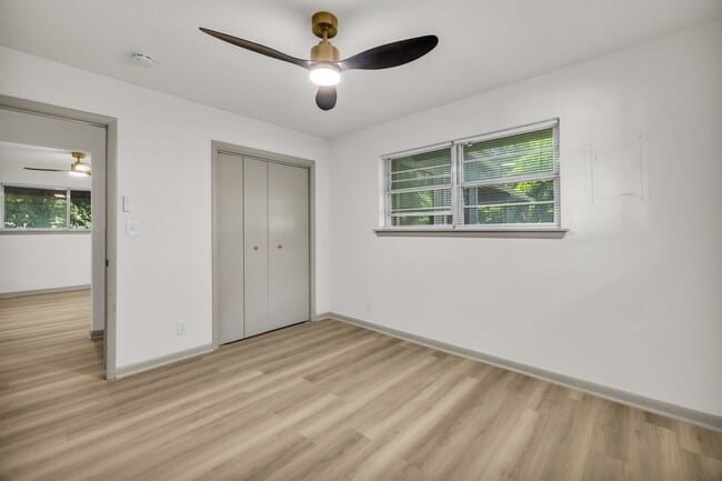 Building Photo - 114 E Ross Ave