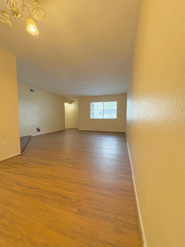 Building Photo - 6200 W Tidwell Rd