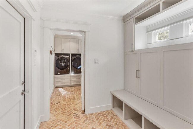 Building Photo - 1548 Cortlandt St