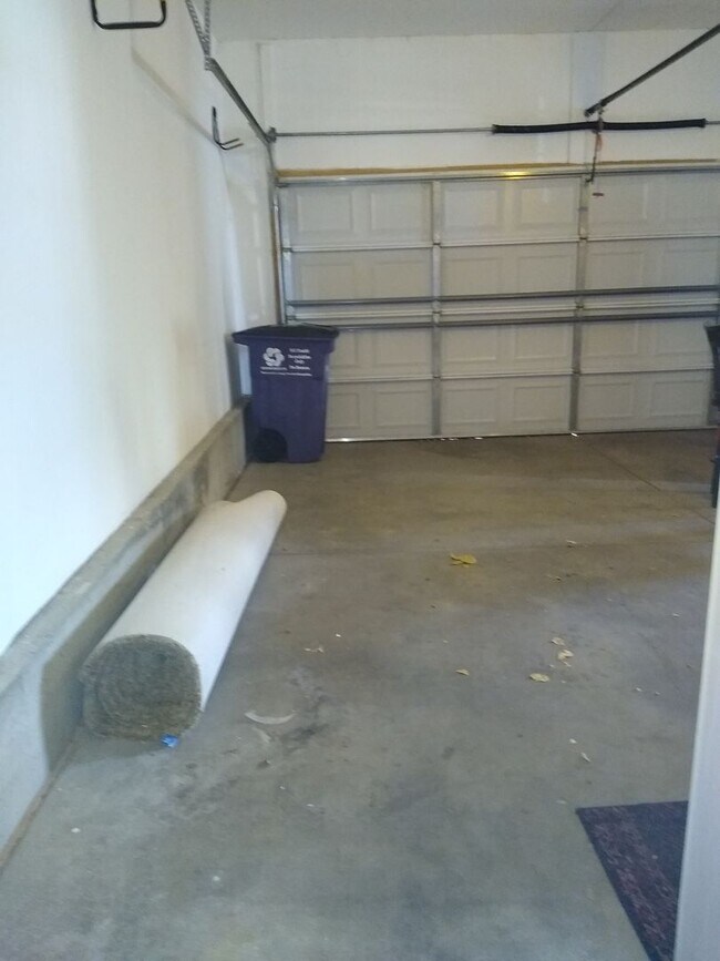 Building Photo - HUGE 3 Bedroom 3 Bath Home in Gated Community