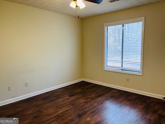 Building Photo - 165 Pine Terrace