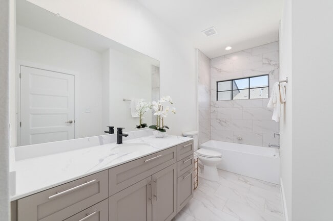 Building Photo - 11916 S Hoa Sen Cir