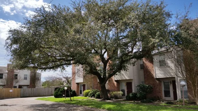 outside view - 3901 Woodchase Dr