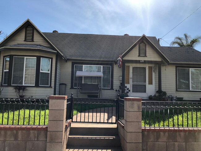 Building Photo - "Charming 3-Bed Gem with Granite & Hardwoo...