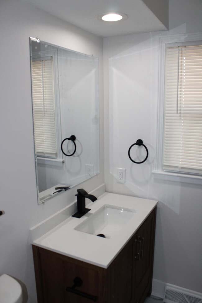 Building Photo - Spacious 5-bedroom, 2.5 full-bath home located in Shawnee, KS