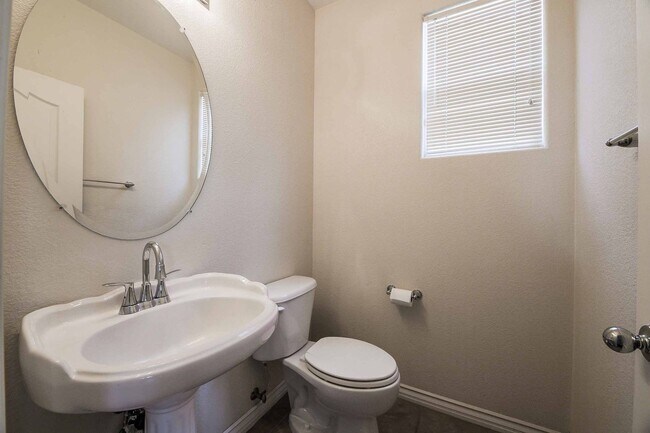 Building Photo - Stunning 3 Bedroom home in Anthem!