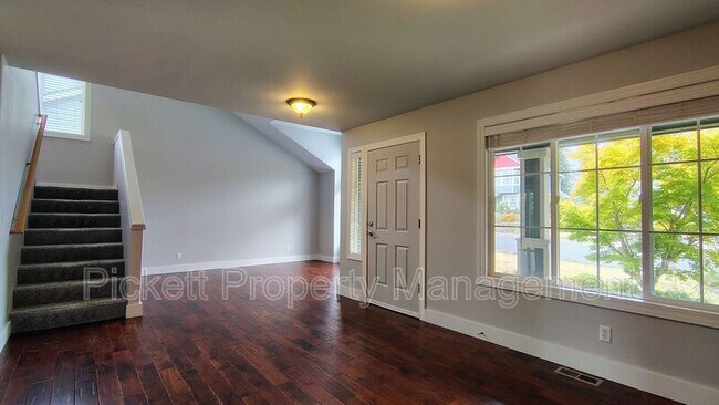 Building Photo - 2037 Gustaf St NE