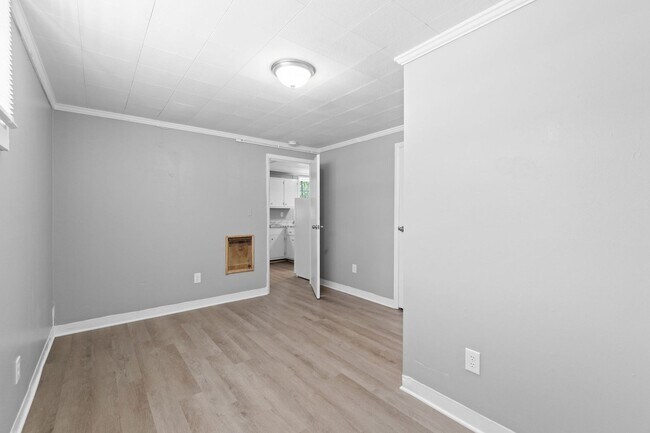 Building Photo - 427 Circle Dr