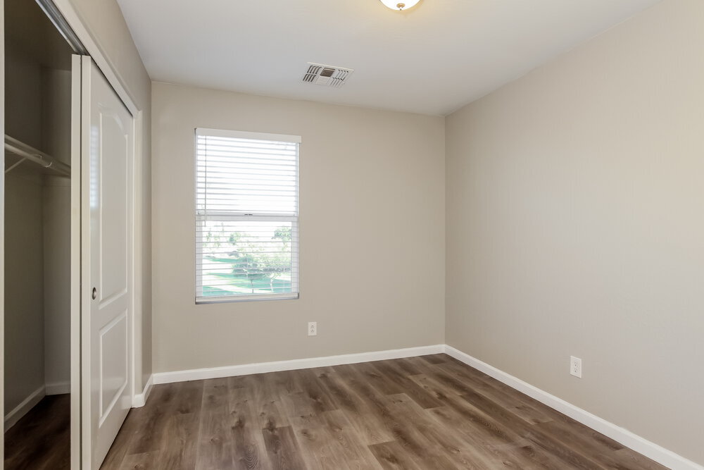 Building Photo - 18405 W Sunnyslope Ln