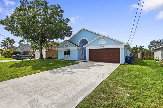 Building Photo - 6238 Pompano St