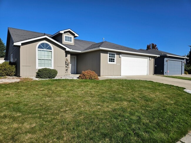 Building Photo - $1,995 - 2 Bed / 2 Bath Beautiful House in...