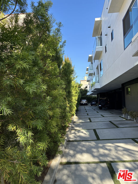 Building Photo - 849 N Alta Vista Blvd