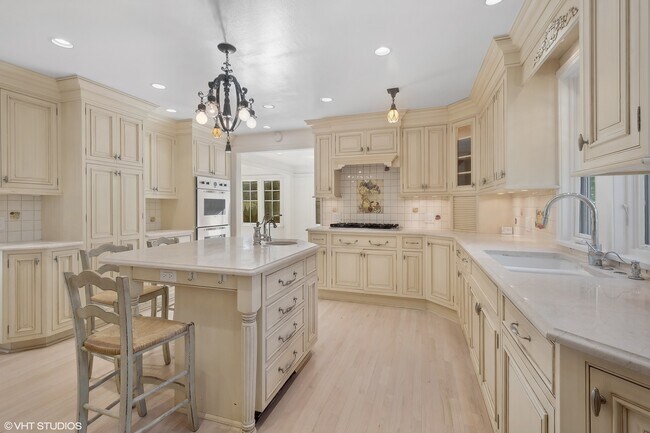 Building Photo - 619 Forest Ave