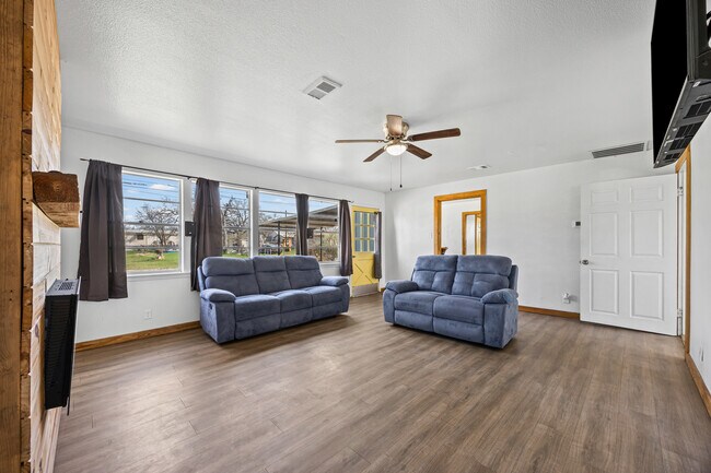 Building Photo - 1418 Kingshill Dr