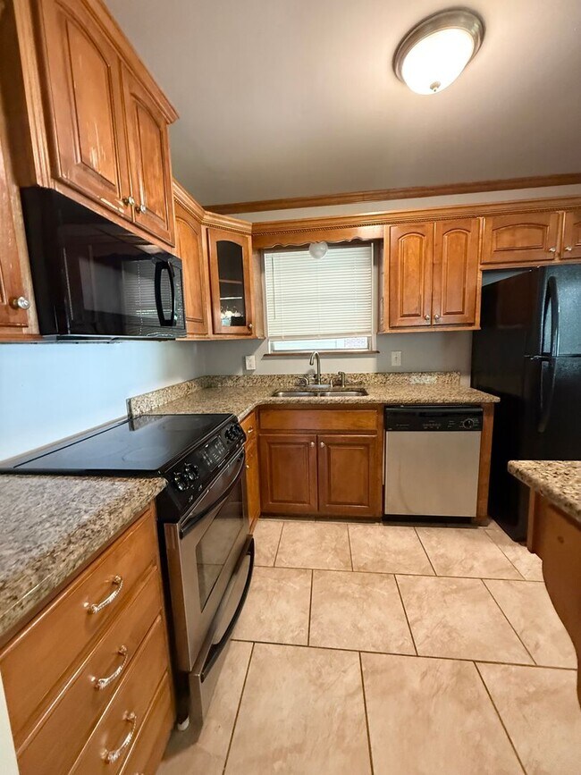 Building Photo - 9115 Oak Grove Ln