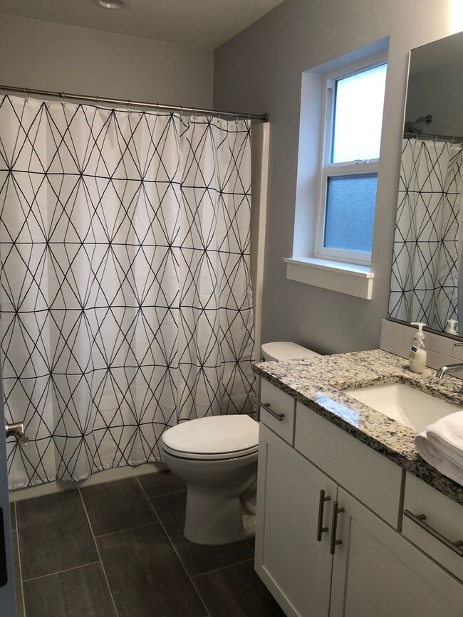 Building Photo - 5 Bedroom, 5.5 Bathroom Home in Hood River.