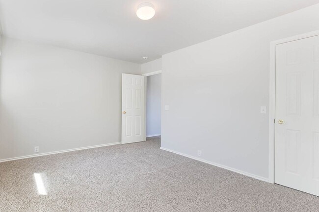 Building Photo - Rare 5 Bedroom Home Available for Immediate Move In w/downstairs Master Bedroom