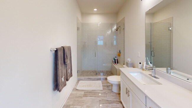 Building Photo - Beautiful Rooftop Terrace Townhome w/ gara...