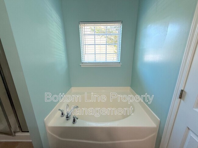 Building Photo - 10226 Highland Creek Cir