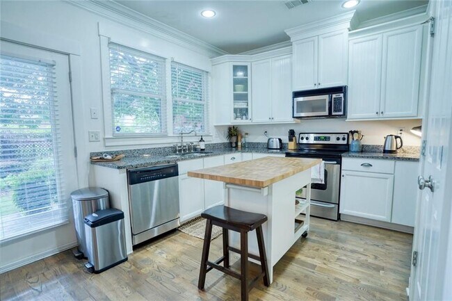 Building Photo - 205 Lampkin St NE