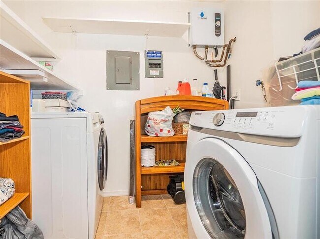 Building Photo - Very spacious beautiful 2bedroom Condo