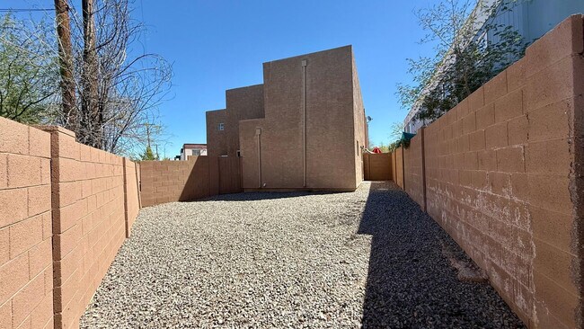 Building Photo - 1712 E Pepper Cir